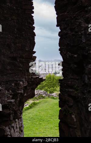 Blick auf die Landschaft durch das Fenster von Schloss Kendal Stockfoto