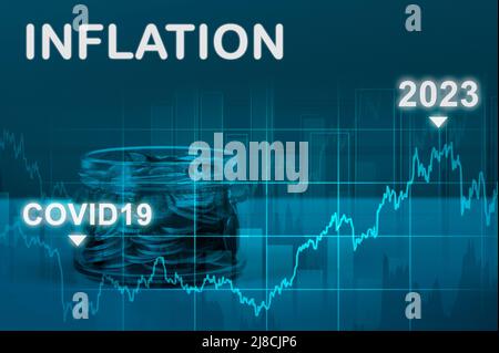 Inflation 2022 2023 auf dunkelblauem Hintergrund. Wirtschaftskrise verursacht durch Pandemie von covid19. Symbol für Inflation, steigende Verbraucherpreise und Abwertung Stockfoto