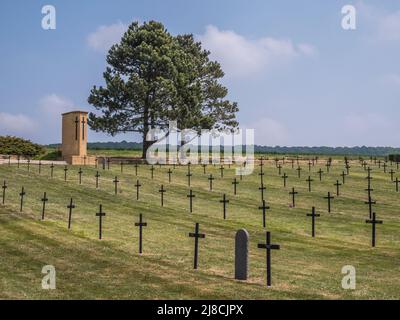 Das Bild zeigt den deutschen Marfaux-Friedhof des Ersten Weltkriegs bei Marfaux. Der Friedhof ist ein Konsolidierungsfriedhof der Soldaten KIA in der Marne-Offensive 1918 Stockfoto