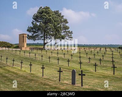 Das Bild zeigt den deutschen Marfaux-Friedhof des Ersten Weltkriegs bei Marfaux. Der Friedhof ist ein Konsolidierungsfriedhof der Soldaten KIA in der Marne-Offensive 1918 Stockfoto