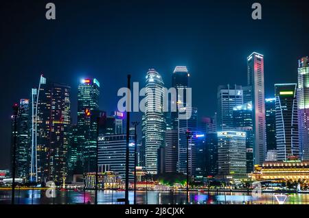 Singapur, Singapur - 14. Mai 2022: Wolkenkratzer des Central Area bei Nacht, Singapur. Business Center, Wolkenkratzer in der modernen Metropole, Stadt. Urban l Stockfoto