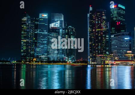 Singapur, Singapur - 14. Mai 2022: Wolkenkratzer des Central Area bei Nacht, Singapur. Business Center, Wolkenkratzer in der modernen Metropole, Stadt. Urban l Stockfoto