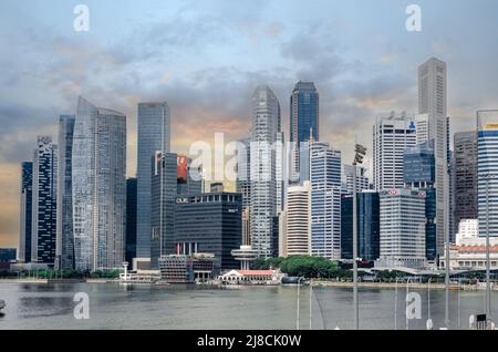 Singapur, Singapur - 14. Mai 2022: Business Center, Wolkenkratzer in der modernen Metropole, Stadt. Singapore Central Marina Bay, die zentrale Geschäftszentrale Stockfoto