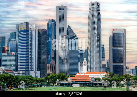 Singapur, Singapur - 14. Mai 2022: Business Center, Wolkenkratzer in der modernen Metropole, Stadt. Singapore Central Marina Bay, die zentrale Geschäftszentrale Stockfoto