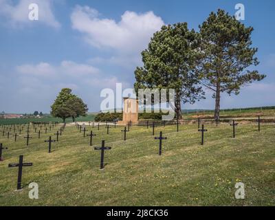Das Bild zeigt den deutschen Marfaux-Friedhof des Ersten Weltkriegs bei Marfaux. Der Friedhof ist ein Konsolidierungsfriedhof der Soldaten KIA in der Marne-Offensive 1918 Stockfoto