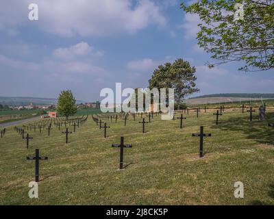 Das Bild zeigt den deutschen Marfaux-Friedhof des Ersten Weltkriegs bei Marfaux. Der Friedhof ist ein Konsolidierungsfriedhof der Soldaten KIA in der Marne-Offensive 1918 Stockfoto