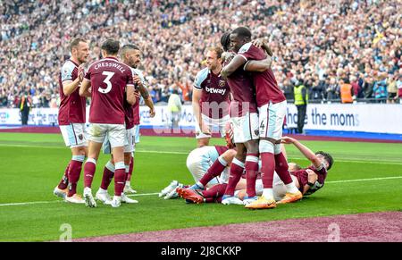 West Ham United feiert am 15. Mai 2022 ihr zweites Tor beim Premier League-Spiel zwischen West Ham United und Manchester City im London Stadium, Queen Elizabeth Olympic Park, London, England. Foto von Phil Hutchinson. Nur zur redaktionellen Verwendung, Lizenz für kommerzielle Nutzung erforderlich. Keine Verwendung bei Wetten, Spielen oder Veröffentlichungen einzelner Clubs/Vereine/Spieler. Stockfoto