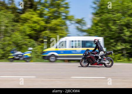 15. Mai 2022, Baden-Württemberg, Pforzheim: Ein Motorradfahrer fährt an einem Polizeikontrollpunkt vorbei. Das Polizeipräsidium Pforzheim führt heute am B500 im Bezirk Freudenstadt einen groß angelegten Motorradcheck durch. Foto: Philipp von Ditfurth/dpa Stockfoto