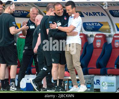 15. Mai 2022, Baden-Württemberg, Heidenheim: Fußball: 2. Bundesliga, 1. FC Heidenheim - Karlsruher SC, Matchday 34, Voith Arena. Heidenheim-Trainer Frank Schmidt (l.) und Karlsruhe-Trainer Christian Eichner umarmen sich. Foto: Stefan Puchner/dpa - WICHTIGER HINWEIS: Gemäß den Anforderungen der DFL Deutsche Fußball Liga und des DFB Deutscher Fußball-Bund ist es untersagt, im Stadion und/oder des Spiels aufgenommene Fotos in Form von Sequenzbildern und/oder videoähnlichen Fotoserien zu verwenden oder zu verwenden. Stockfoto