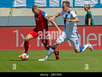 15. Mai 2022, Baden-Württemberg, Heidenheim: Fußball: 2. Bundesliga, 1. FC Heidenheim - Karlsruher SC, Matchday 34, Voith Arena. Heidenheims Patrick Mainka (l.) und der Karlsruher Robin Bormuth kämpfen um den Ball. Foto: Stefan Puchner/dpa - WICHTIGER HINWEIS: Gemäß den Anforderungen der DFL Deutsche Fußball Liga und des DFB Deutscher Fußball-Bund ist es untersagt, im Stadion und/oder des Spiels aufgenommene Fotos in Form von Sequenzbildern und/oder videoähnlichen Fotoserien zu verwenden oder zu verwenden. Stockfoto