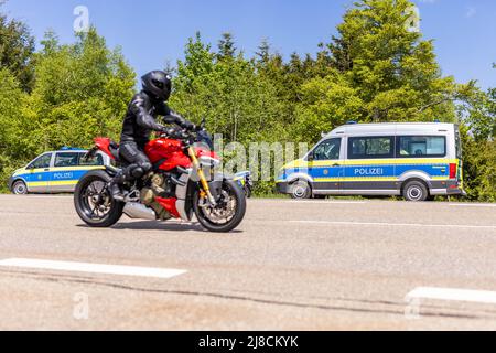 15. Mai 2022, Baden-Württemberg, Pforzheim: Ein Motorradfahrer fährt an einem Polizeikontrollpunkt vorbei. Das Polizeipräsidium Pforzheim führt heute am B500 im Bezirk Freudenstadt einen groß angelegten Motorradcheck durch. Foto: Philipp von Ditfurth/dpa Stockfoto