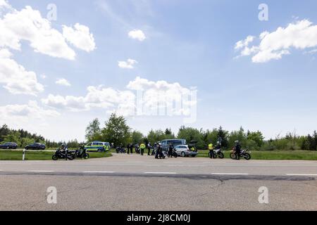15. Mai 2022, Baden-Württemberg, Pforzheim: Polizisten kontrollieren Motorradfahrer auf einem Platz neben dem B500. Das Polizeipräsidium Pforzheim führt heute am B500 im Bezirk Freudenstadt einen groß angelegten Motorradcheck durch. Foto: Philipp von Ditfurth/dpa Stockfoto