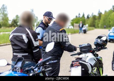 15. Mai 2022, Baden-Württemberg, Pforzheim: Ein Polizeibeamter überprüft einen Motorradfahrer. Das Polizeipräsidium Pforzheim führt heute am B500 im Bezirk Freudenstadt einen groß angelegten Motorradcheck durch. Foto: Philipp von Ditfurth/dpa Stockfoto