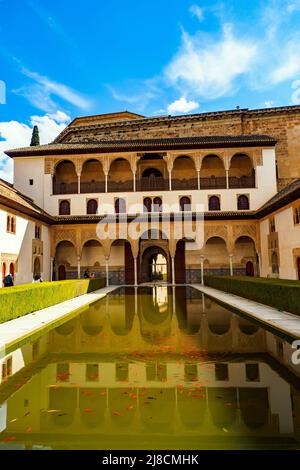 Der Hof der Myrtles (Innenhof der Myrtles) ist der zentrale Teil des Palastes von Comares. Es liegt östlich des Mexuar und westlich des Lions-Palastes - Alhambra-Komplex - Granada, Spanien Stockfoto