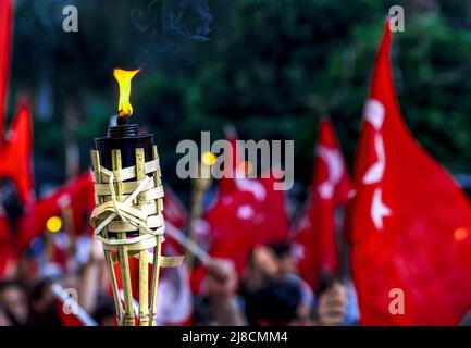 Details von türkischen Flaggen und Fackel mit Flamme am 19.. Mai Gedenkfeier an Atatürk, Jugend- und Sporttag in der Türkei. 05.19.2019 Stockfoto