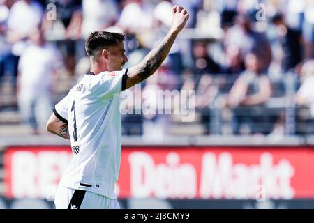 15. Mai 2022, Baden-Württemberg, Sandhausen: Fußball: 2. Bundesliga, SV Sandhausen - Holstein Kiel, Matchday 34, BWT-Stadion am Hardtwald. Sandhausens Torschütze Dario Dumic feiert das Tor um 1:0 Uhr. Foto: Uwe Anspach/dpa - WICHTIGER HINWEIS: Gemäß den Anforderungen der DFL Deutsche Fußball Liga und des DFB Deutscher Fußball-Bund ist es untersagt, im Stadion und/oder des Spiels aufgenommene Fotos in Form von Sequenzbildern und/oder videoähnlichen Fotoserien zu verwenden oder zu verwenden. Stockfoto