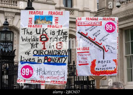 Whitehall, Westminster, London, Großbritannien. 15.. Mai 2022. Im Regen vor der Downing Street in Whitehall findet ein Protest gegen angebliche Lügen, Inkompetenz und Korruption des Premierministers Boris Johnson und der konservativen Regierung statt. Die Demonstranten sind wütend auf die Bilanz der Regierung in Bezug auf den Brexit, die Covid-Pandemie und die Lebenshaltungskrise und fordern Johnsons Rücktritt und höhere Standards von den Abgeordneten. Schild Kinderarmut und rutschiger Abhang Stockfoto