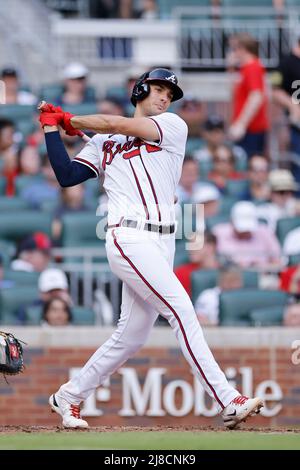 ATLANTA, GA – 14. MAI: Atlanta Braves erster Baseman Matt Olson (28) schlägt während eines MLB-Spiels gegen die San Diego Padres im Truist Park am 14. Mai 2022 in Atlanta, Georgia. (Foto: Joe Robbins/Image of Sport) Stockfoto