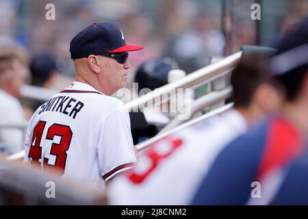 ATLANTA, GA – 14. MAI: Brian Snitker, Trainer der Atlanta Braves (43), blickt auf ein MLB-Spiel gegen die San Diego Padres im Truist Park am 14. Mai 2022 in Atlanta, Georgia. (Foto: Joe Robbins/Image of Sport) Stockfoto