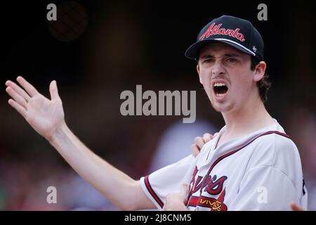 ATLANTA, GA – 14. MAI: Atlanta Braves bejubelt Fans während eines MLB-Spiels gegen die San Diego Padres im Truist Park am 14. Mai 2022 in Atlanta, Georgia. (Foto: Joe Robbins/Image of Sport) Stockfoto