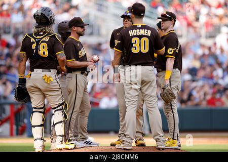 ATLANTA, GA - 14. MAI: Die Spieler der San Diego Padres treffen sich am 14. Mai 2022 in Atlanta, Georgia, während eines MLB-Spiels im Truist Park. (Foto: Joe Robbins/Image of Sport) Stockfoto