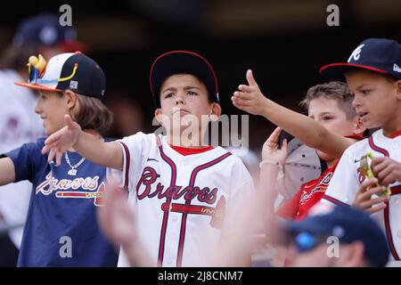 ATLANTA, GA – 14. MAI: Die Fans der Atlanta Braves jubeln während eines MLB-Spiels gegen die San Diego Padres im Truist Park am 14. Mai 2022 in Atlanta, Georgia. (Foto: Joe Robbins/Image of Sport) Stockfoto