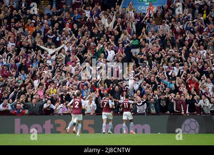 Ollie Watkins von Aston Villa (rechts) feiert vor den Fans, nachdem sie während des Premier League-Spiels in Villa Park, Birmingham, das erste Tor ihrer Seite erzielt hat. Bilddatum: Sonntag, 15. Mai 2022. Stockfoto