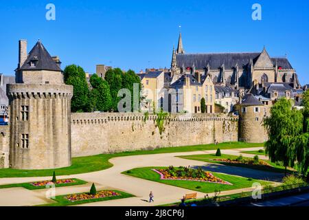 Frankreich, Morbihan, Golf von Morbihan, Vannes, Gesamtansicht der Stadtmauer und des Stadtmauer-Gartens von Vannes mit dem Turm des Vollzugsamts Stockfoto