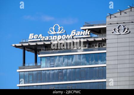 Minsk, Weißrussland - 19. Februar 2022: Belgazprombank unterschreiben auf dem Gebäude der Zentrale in Minsk Stockfoto