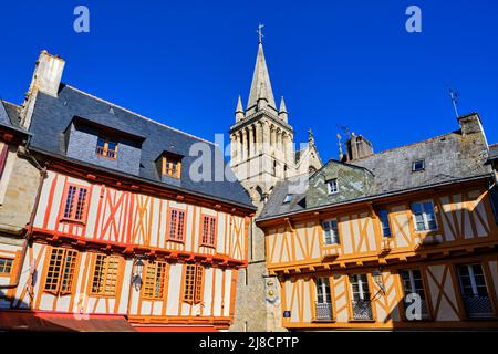 Frankreich, Morbihan, Golf von Morbihan, Vannes, Fachwerkhäuser auf dem Place Henri IV und der Kathedrale Stockfoto