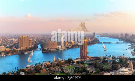 Luftaufnahme auf Kairo Innenstadt, den Nil, Skyscrapperts, Brücken und Segelboote, Ägypten Stockfoto