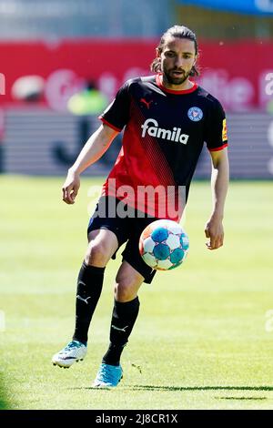 15. Mai 2022, Baden-Württemberg, Sandhausen: Fußball: 2. Bundesliga, SV Sandhausen - Holstein Kiel, Matchday 34, BWT-Stadion am Hardtwald. Der Kieler Julian Korb spielt den Ball. Foto: Uwe Anspach/dpa - WICHTIGER HINWEIS: Gemäß den Anforderungen der DFL Deutsche Fußball Liga und des DFB Deutscher Fußball-Bund ist es untersagt, im Stadion und/oder des Spiels aufgenommene Fotos in Form von Sequenzbildern und/oder videoähnlichen Fotoserien zu verwenden oder zu verwenden. Stockfoto