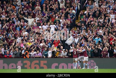 Ollie Watkins (versteckt) von Aston Villa feiert vor den Fans, nachdem sie während des Premier League-Spiels in Villa Park, Birmingham, das erste Tor ihrer Seite erzielt hat. Bilddatum: Sonntag, 15. Mai 2022. Stockfoto