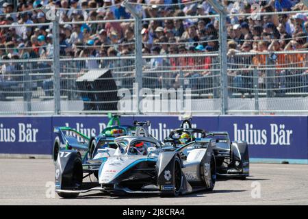 Berlin, 15.. Mai 2022. 2022 Shell Recharge Berlin E-Prix, Runde 8 der ABB FIA Formel-E-Weltmeisterschaft 2021-22, Tempelhof Airport Circuit in Berlin, Deutschland im Bild: #17 Nyck DE VRIES (NED) des Mercedes-EQ Formel-E-Teams an der Spitze des Rennens © Piotr Zajac/Alamy Live News Stockfoto
