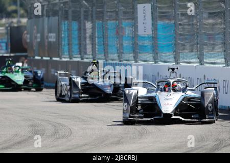 Berlin, 15.. Mai 2022. 2022 Shell Recharge Berlin E-Prix, Runde 8 der ABB FIA Formel-E-Weltmeisterschaft 2021-22, Tempelhof Airport Circuit in Berlin, Deutschland im Bild: #17 Nyck DE VRIES (NED) des Mercedes-EQ Formel-E-Teams an der Spitze des Rennens © Piotr Zajac/Alamy Live News Stockfoto
