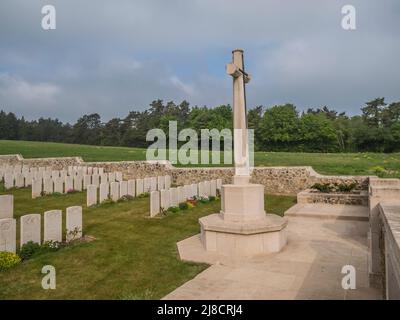 Dies ist der britische Friedhof Courmas aus dem Ersten Weltkrieg. Die meisten der 130 Todesfälle, die am 20. Juli 1918 während der Marne-Offensive vom 18. Juli bis 6. August 1918 aufgetreten sind Stockfoto
