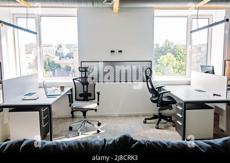 Das Innere eines leeren modernen Büros. IT-Unternehmen moderne Büro-und Besprechungsräume mit Schreibtischen, Stühlen Stockfoto