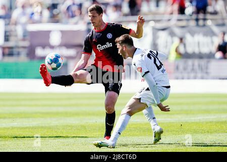 15. Mai 2022, Baden-Württemberg, Sandhausen: Fußball: 2. Bundesliga, SV Sandhausen - Holstein Kiel, Matchday 34, BWT-Stadion am Hardtwald. Der Kieler Patrick Erras (l) und Sandhausens Tom Trybull kämpfen um den Ball. Foto: Uwe Anspach/dpa - WICHTIGER HINWEIS: Gemäß den Anforderungen der DFL Deutsche Fußball Liga und des DFB Deutscher Fußball-Bund ist es untersagt, im Stadion und/oder des Spiels aufgenommene Fotos in Form von Sequenzbildern und/oder videoähnlichen Fotoserien zu verwenden oder zu verwenden. Stockfoto