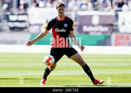 15. Mai 2022, Baden-Württemberg, Sandhausen: Fußball: 2. Bundesliga, SV Sandhausen - Holstein Kiel, Matchday 34, BWT-Stadion am Hardtwald. Kieler Patrick Erras spielt den Ball. Foto: Uwe Anspach/dpa - WICHTIGER HINWEIS: Gemäß den Anforderungen der DFL Deutsche Fußball Liga und des DFB Deutscher Fußball-Bund ist es untersagt, im Stadion und/oder des Spiels aufgenommene Fotos in Form von Sequenzbildern und/oder videoähnlichen Fotoserien zu verwenden oder zu verwenden. Stockfoto