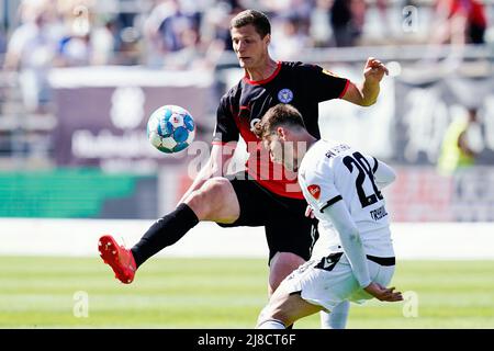 15. Mai 2022, Baden-Württemberg, Sandhausen: Fußball: 2. Bundesliga, SV Sandhausen - Holstein Kiel, Matchday 34, BWT-Stadion am Hardtwald. Der Kieler Patrick Erras (l) und Sandhausens Tom Trybull kämpfen um den Ball. Foto: Uwe Anspach/dpa - WICHTIGER HINWEIS: Gemäß den Anforderungen der DFL Deutsche Fußball Liga und des DFB Deutscher Fußball-Bund ist es untersagt, im Stadion und/oder des Spiels aufgenommene Fotos in Form von Sequenzbildern und/oder videoähnlichen Fotoserien zu verwenden oder zu verwenden. Stockfoto