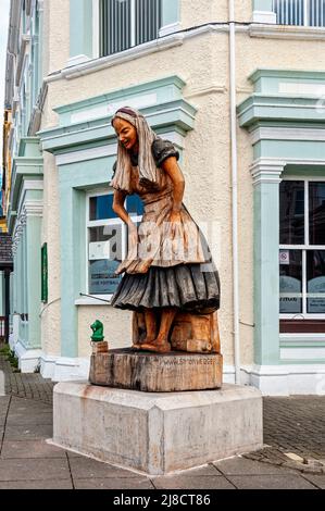 Eine Alice-Skulptur aus Eichenholz des Bildhauers Simon Hedger anlässlich des 160.. Geburtstages von Alice Liddell, die Lewis Carrolls Geschichten über Alice im Wunderland inspirierte Stockfoto