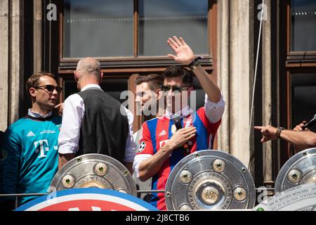 Robert Lewandowski bei der WM-Feier des FC Bayern München am 15. Mai 2022 im Rathaus in München. Der FC Bayern hat gerade die 10. Bundesliga in Folge gewonnen, ein Rekord. (Foto von Alexander Pohl/Sipa USA) Stockfoto