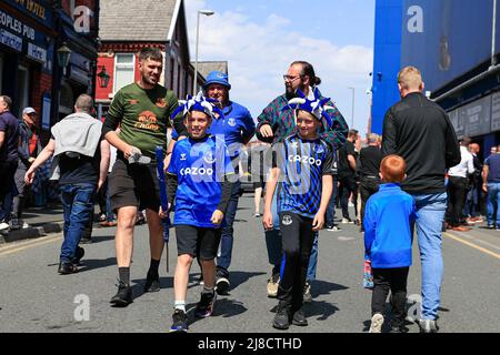 Everton Fans kommen für das Spiel in Liverpool, Vereinigtes Königreich am 5/15/2022. (Foto von Conor Molloy/News Images/Sipa USA) Stockfoto