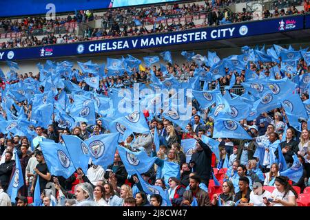 London, Großbritannien. 15.. Mai 2022 ; Wembley Stadium, London England; FA-Pokalfinale der Damen, Chelsea Women gegen Manchester City Frauen: Manchester City-Fans flaggen winken Credit: Action Plus Sports Images/Alamy Live News Stockfoto