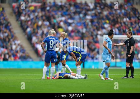 London, Großbritannien. 15.. Mai 2022 ; Wembley Stadium, London England; FA-Pokalfinale der Damen, Chelsea Women gegen Manchester City Women: Verletzung von Erin Cuthbert von Chelsea Credit: Action Plus Sports Images/Alamy Live News Stockfoto