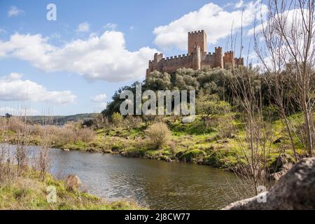 Blick vom Ufer des Tajo in Richtung Almourol Castle, das mitten auf einer Insel liegt. Im Zentrum Portugals Stockfoto