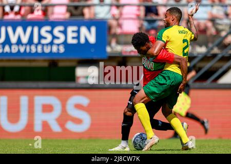 NIJMEGEN, NIEDERLANDE - 15. MAI: Jonathan Okita von N.E.C., Martin Angha von Fortuna Sittard während des niederländischen Eredivisie-Spiels zwischen N.E.C. und Fortuna Sittard am 15. Mai 2022 im Het Goffertstadion in Nijmegen, Niederlande (Foto: Broer van den Boom/Orange Picts) Stockfoto