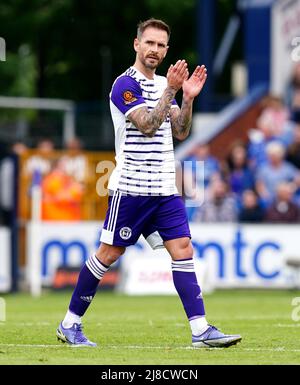 Martin Woods von Halifax Town applaudiert den Fans, als er während des Spiels im Edgely Park, Stockport, das Spielfeld mit einer Verletzung verlässt. Bilddatum: Sonntag, 15. Mai 2022. Stockfoto