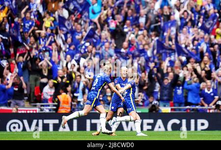 Chelsea's Erin Cuthbert (rechts) feiert das zweite Tor ihrer Mannschaft mit Teamkollegen während des Vitality Women's FA Cup Finales im Wembley Stadium, London. Bilddatum: Sonntag, 15. Mai 2022. Stockfoto