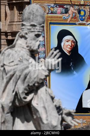 Wandteppich mit dem Porträt der neuen französischen heiligen Marie Rivier während einer Heiligsprechung, die Papst Franziskus am 15. Mai 2022 auf dem Petersplatz im Vatikan zelebrierte und 10 neue Heilige schuf, in Anwesenheit von über 50, 000 Gläubigen aus der ganzen Welt. Foto von Eric Vandeville/ABACAPRESS.COM Stockfoto